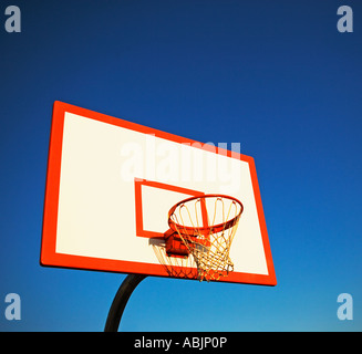 Basketball hoop sotto il cielo blu Foto Stock