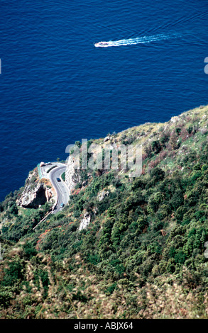 Ripida Costiera amalfitana dal di sopra con curvatura strada sotto Italia Foto Stock