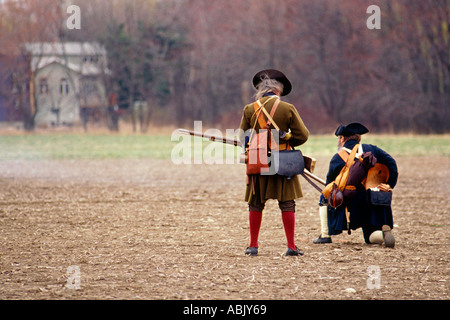 I patrioti di ricarico guerra rivoluzionaria Rievocazione Storica Patriot s Day 2002 Concord Massachusetts USA Foto Stock