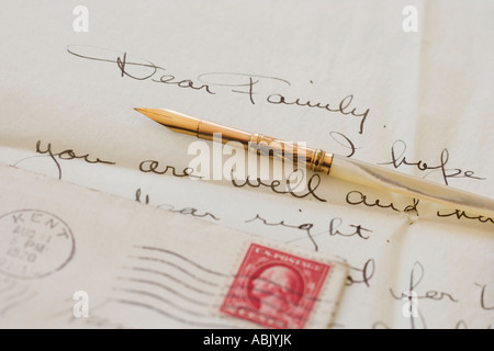 Quill penna sulla vecchia lettera Foto Stock