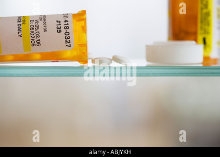 Flacone di farmaco e pillole sul ripiano Foto Stock