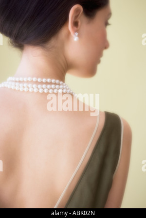 Vista posteriore della donna che indossa collana di perle Foto Stock