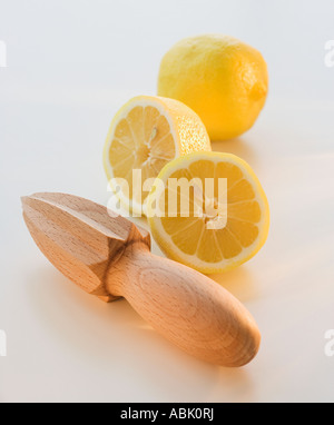 Metà di limone e centrifuga a mano Foto Stock