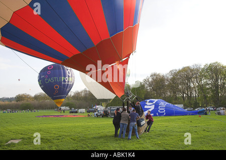 Il vento si inclina palloncino mentre equipaggio lotta Foto Stock