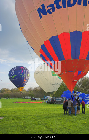 I palloni ad aria calda sollevare ad un evento del Surrey Foto Stock