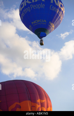 Palloncino con nokia advert galleggianti in bianco e blu cielo nuvoloso Foto Stock