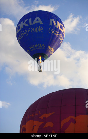 Palloncino con nokia annuncio pubblicitario e bruciatore acceso galleggianti in bianco e blu cielo nuvoloso Foto Stock