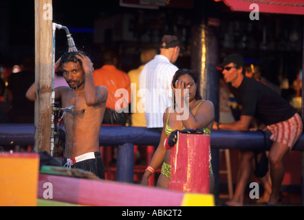 Turisti e locali si mescolano presso il cantiere Beach, Barbados, Caraibi Foto Stock