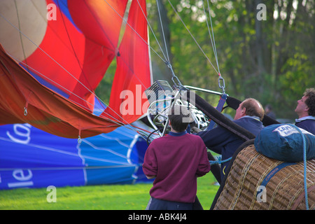 Personale di terra base antiribaltamento di una mongolfiera durante la rotazione Foto Stock