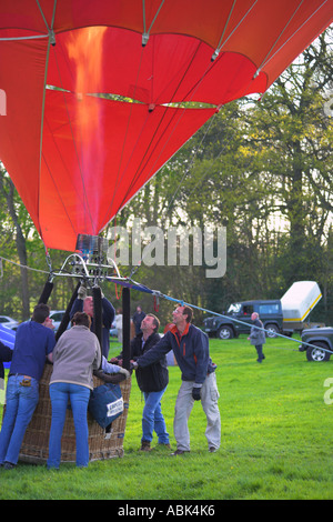 Fiamma di un bruciatore riscalda base di ruotato completamente in mongolfiera ad aria calda appena prima del decollo Foto Stock