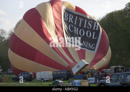 Parte gonfiata in mongolfiera ad aria calda dalla Scuola Britannica di volo in mongolfiera Foto Stock