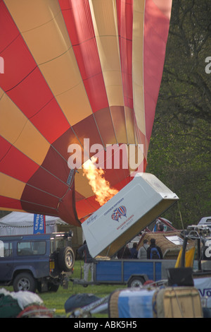 Fiamma riscaldamento dell'aria alla base di una mongolfiera Foto Stock