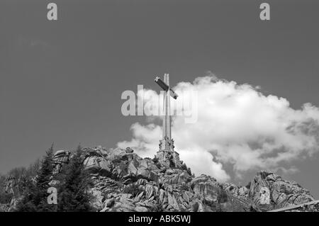 Gigantesca croce del memorial ensemble la Valle dei Caduti, Spagna Foto Stock