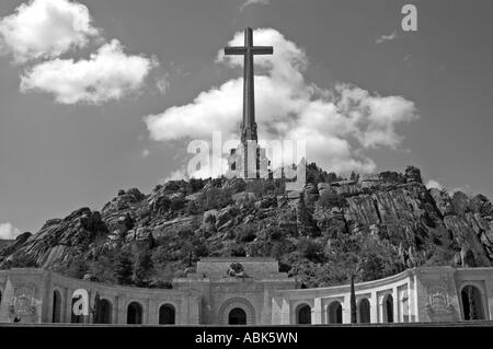 Croce sulla cima del memorial ensemble la Valle dei Caduti, Spagna Foto Stock