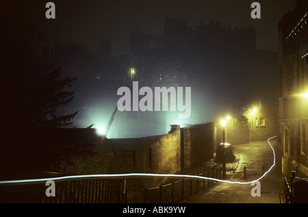 Luce per biciclette tracce ciclista di notte sul ponte al di sopra della camma dietro il Trinity College di Cambridge Foto Stock