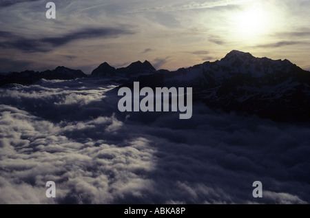 Il Cloud riempie Hollyford Valley come set di sole sul Monte di Christina Parco Nazionale di Fiordland in Nuova Zelanda Foto Stock