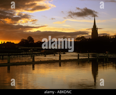 Tramonto sul fiume Tamigi con la Chiesa di tutti i santi la guglia riflesso in acque calme. Marlow Buckinghamshire England Regno Unito Gran Bretagna Foto Stock