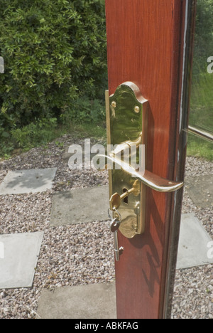 La chiave nella porta di sicurezza porta Foto Stock