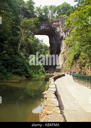 Il Ponte naturale Park con il sentiero accanto a Cedar Creek passando sotto roccia naturale arch. Virginia STATI UNITI D'AMERICA Foto Stock