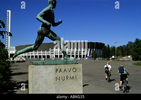 Statua di runner Paavo Nurmi al di fuori dello Stadio Olimpico, Helsinki, Finlandia Foto Stock