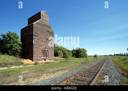 In legno antico elevatore granella lungo i binari della ferrovia in DENT, WEST-centro del Minnesota, U.S.A.. L'estate. Foto Stock