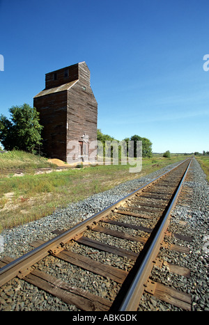 In legno antico elevatore granella lungo i binari della ferrovia in DENT, WEST-centro del Minnesota, U.S.A.. L'estate. Foto Stock