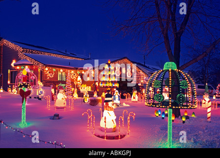 Le decorazioni di Natale nel cortile anteriore di Minneapolis, Minnesota HOME. Dicembre. Foto Stock