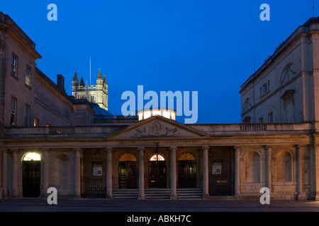 Bagni Romani e la camera della pompa in stallo ingresso dalla strada di notte con Abbazia dietro a Bath Inghilterra Foto Stock