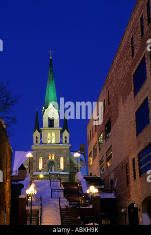 Nostra Signora di Lourdes chiesa cattolica da RIVERPLACE, ST. ANTHONY principale area di Minneapolis, Minnesota, U.S.A. Inverno; crepuscolo. Foto Stock