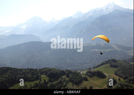 Parapendio oltre le Alpi vicino alla città di Villars nella regione del Canton Vallese della Svizzera Europa Foto Stock