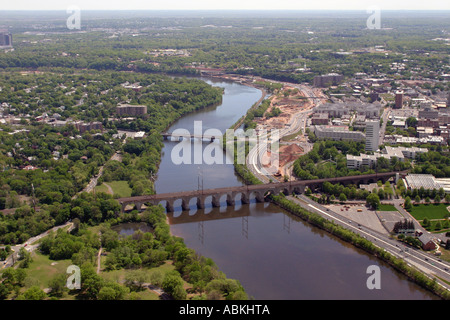 Vista aerea di Raritan River vicino alla città di New Brunswick, New Jersey, U.S.A. Foto Stock