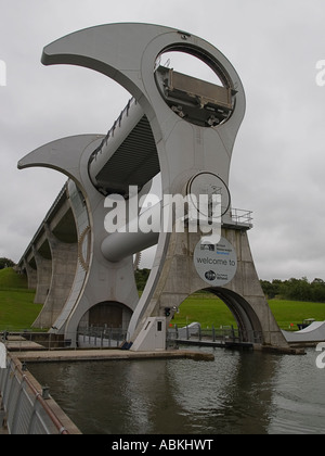 Il Falkirk Wheel un moderno unico barca rotante sollevare per entrare a far parte dell'Unione e di Forth e Clyde canali Foto Stock