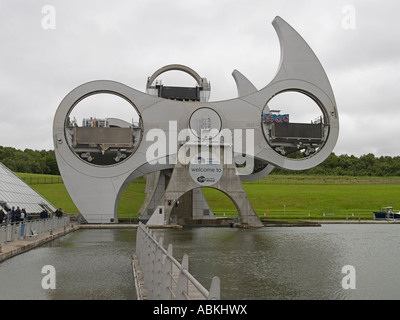 Il Falkirk Wheel rotante di un sollevatore per entrare a far parte dell'Unione e di Forth e Clyde canali a metà strada posizione Foto Stock