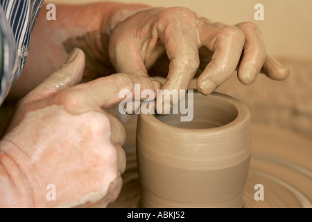 Ceramiche fatte a mano studio arte in terracotta argilla gettato vaso in ceramica pentola di coccio unici ed esclusivi una porcellana cina Foto Stock