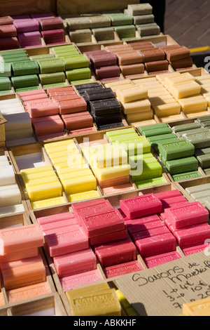 Tradizionale provenzale profumati sapone in vendita a Cours Saleya mercato in Nizza Francia Foto Stock