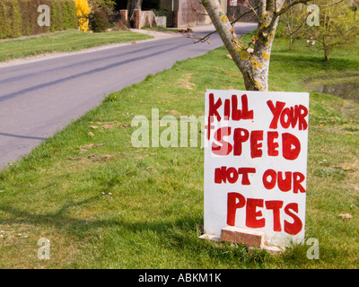 Broad Street Bottlesford Wiltshire, Inghilterra uccidere la tua velocità non i nostri animali domestici home messi a segno Foto Stock