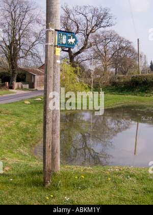 Broad Street Bottlesford Wiltshire, Inghilterra Bridalway segno Foto Stock