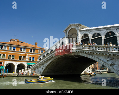 Il ponte di Rialto sul Canal Grande di Venezia costruito intorno al 1590 Foto Stock