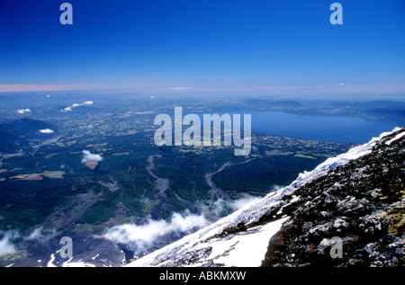 La vista di Pucon e la zona circostante dalla cima del Vulcano Villarica in Cile. Foto Stock