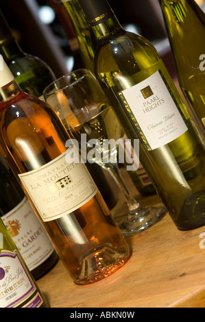 Una selezione di bottiglie di vino su un tavolo per bere Foto Stock