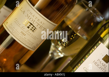 Una selezione di bottiglie di vino su un tavolo per bere Foto Stock