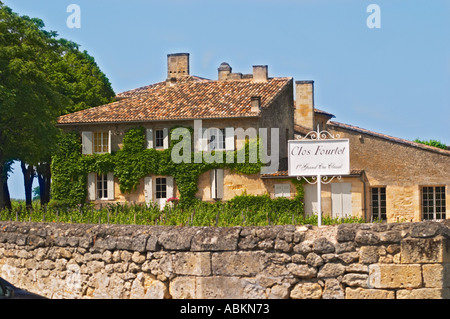 Un segno bianco dicendo Clos Fourtet 1er primo premier Grand Cru classe e il castello stesso edificio e vigna dietro una pietra Foto Stock