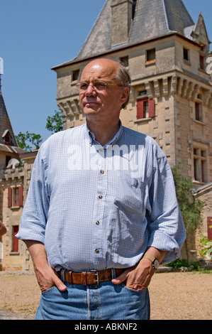 Jean-Francois Quenin, proprietario ed enologo di fronte al suo chateau Chateau de Pressac St Etienne de Lisse Saint Emilion Bordeaux Gironde Aquitaine Francia Foto Stock