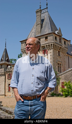 Jean-Francois Quenin, proprietario ed enologo di fronte al suo chateau Chateau de Pressac St Etienne de Lisse Saint Emilion Bordeaux Gironde Aquitaine Francia Foto Stock