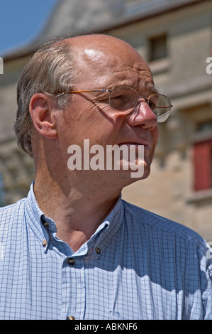 Jean-Francois Quenin, proprietario ed enologo di fronte al suo chateau Chateau de Pressac St Etienne de Lisse Saint Emilion Bordeaux Gironde Aquitaine Francia Foto Stock