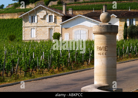 L'ingresso al Chateau Pavie 1er primo premier Grand Cru Classe (1GCC), una porta di pietra post con il nome intagliato, e il castello di Saint Emilion Bordeaux Gironde Aquitaine Francia Foto Stock