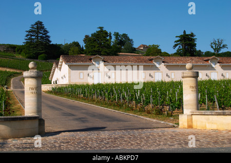 L'ingresso al Chateau Pavie 1er primo premier Grand Cru Classe (1GCC), una porta di pietra post con il nome intagliato, e del chateau, la cantina in background di Saint Emilion Bordeaux Gironde Aquitaine Francia Foto Stock