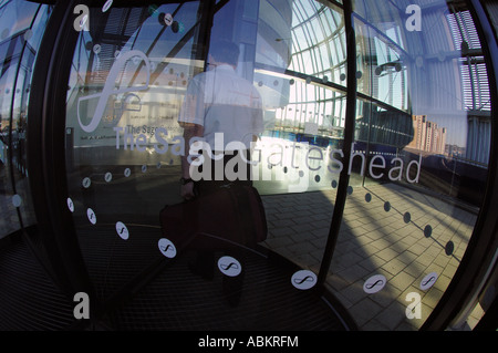 Vista interna della conferenza di salvia e il Music Center building in Gateshead Tyne and Wear, Gran Bretagna interno vetro esterno Foto Stock