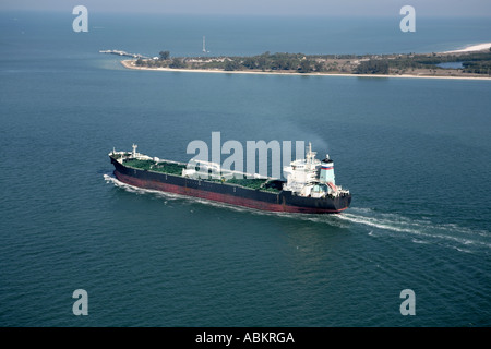 Foto aeree della Nave cargo nelle verdi acque tropicali Tampa Bay sulla costa occidentale della Florida Foto Stock