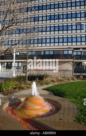 Sheffield Hallam University da Howard Street, Sheffield con acqua caratteristica fontana in primo piano Foto Stock